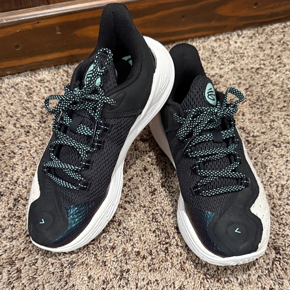 Steph Curry basketball shoes. 5Y